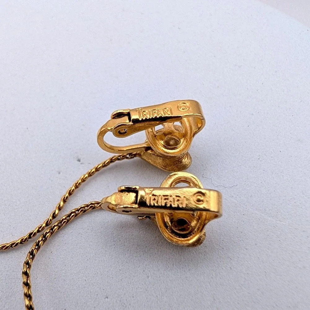 Vintage Trifari Gold Tone Double Heart Dangle Drop Clip On Earrings 3806